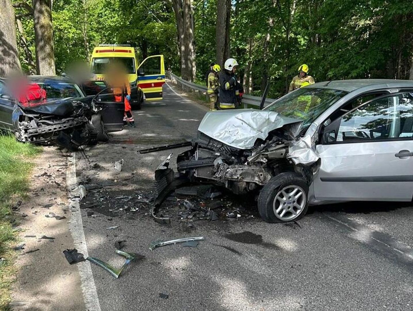 Zjechał na czołówkę i wyrzuciło go z łuku. Jedna osoba nie żyje