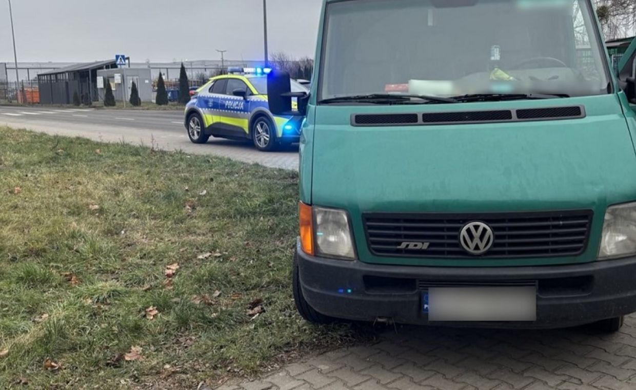 Kobieta wypadła z auta. Policja ukarała męża