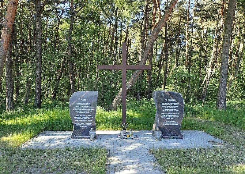 Krzyż na brzegu jeziora upamiętniający 80 dzieci niemieckich, które w nim zginęły 5 marca 1945 r. podczas próby ewakuacji