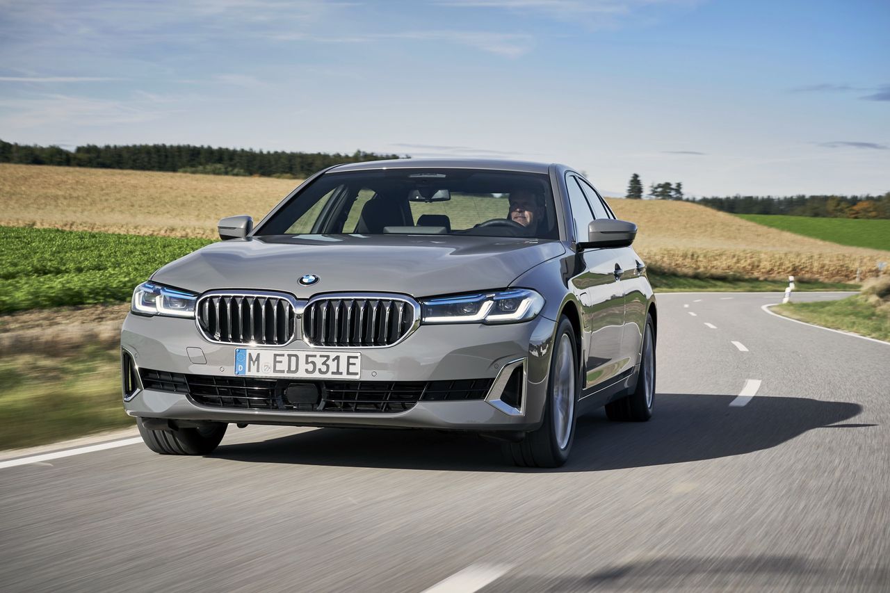 BMW 320e i 520e dla oszczędnych. Bazowe plug-iny dołączają do oferty