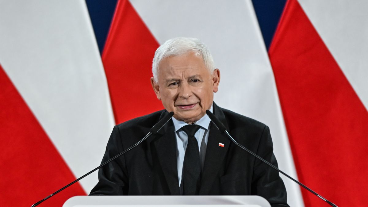 KRAKOW, POLAND, SEPTEMBER 15: 
Jaroslaw Kaczynski, leader of the opposition Law and Justice (PiS) party, addresses the crowd during a meeting with supporters in Krakow, Lesser Poland Voivodeship, Poland, on September 15, 2025. 
As part of the tour, Kaczynski calls on supporters for financial contributions aimed at, among other things, "saving democracy in the country" and organizing an anti-illegal migration march in Warsaw on October 11. (Photo by Artur Widak/NurPhoto via Getty Images)