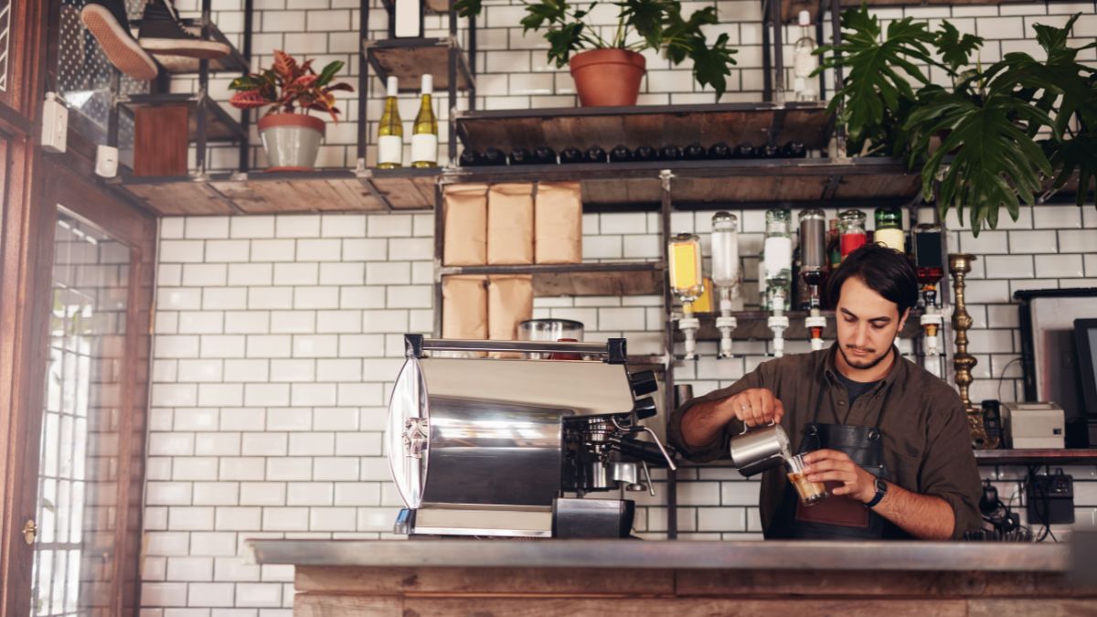 Barista parzy kawę. 