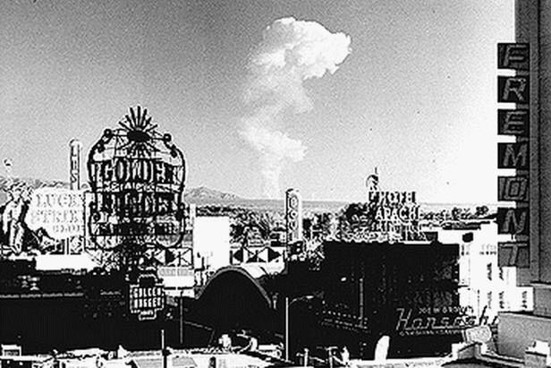 Grzyb atomowy - jedna z ówczesnych atrakcji turystycznych Las Vegas (Fot. Wikimedia Commons/public domain)