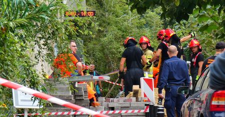 Warszawa. Osunęła się ziemia. Jedna osoba została zakleszczona