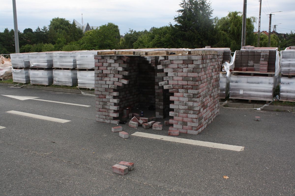 27-latek ukrył narkotyki w budowli z kostki brukowej