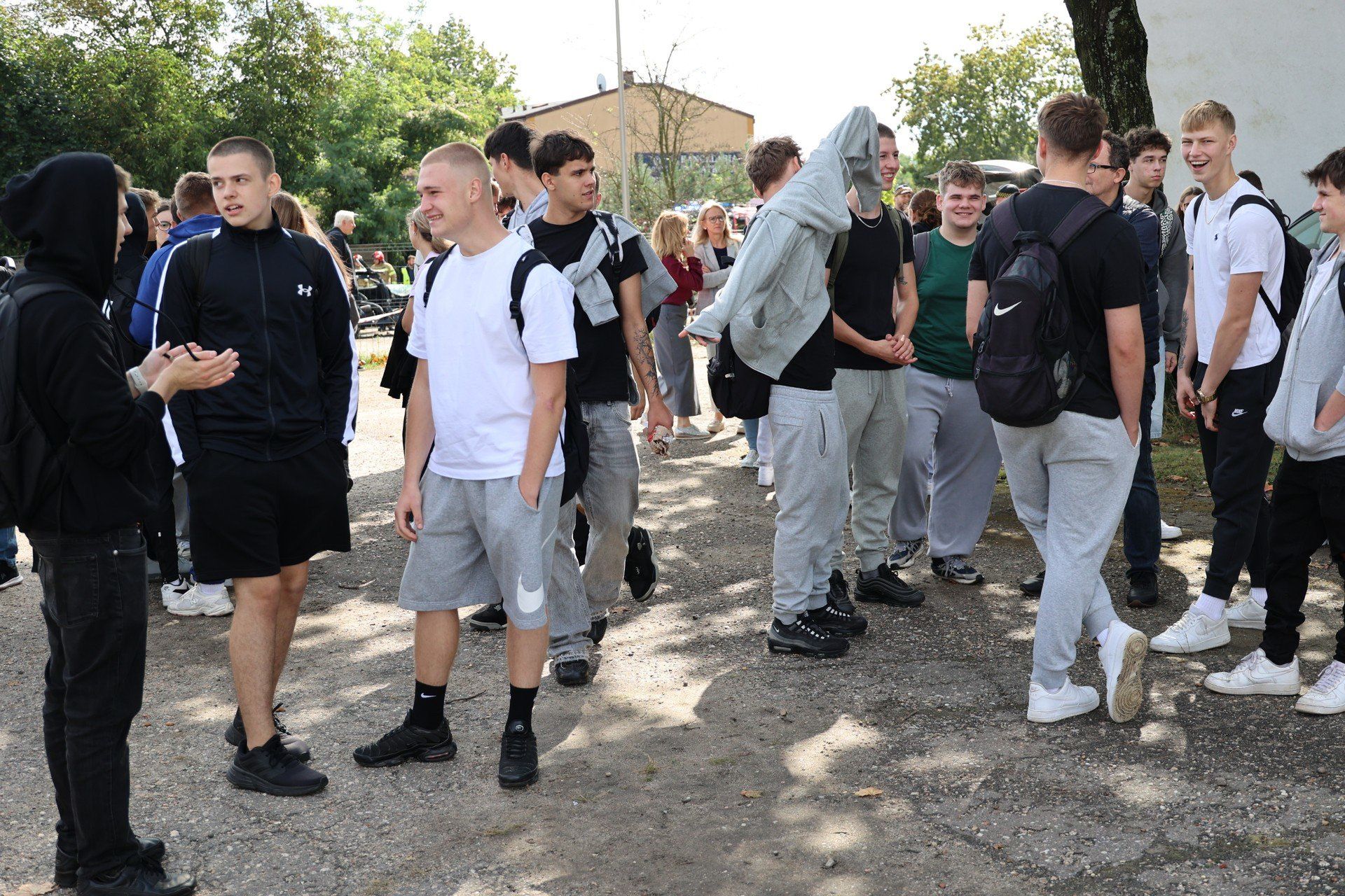 Lekcja bezpieczeństwa w Zespole Szkół Ekonomicznych: Symulacja wypadku i bezpłatne badania