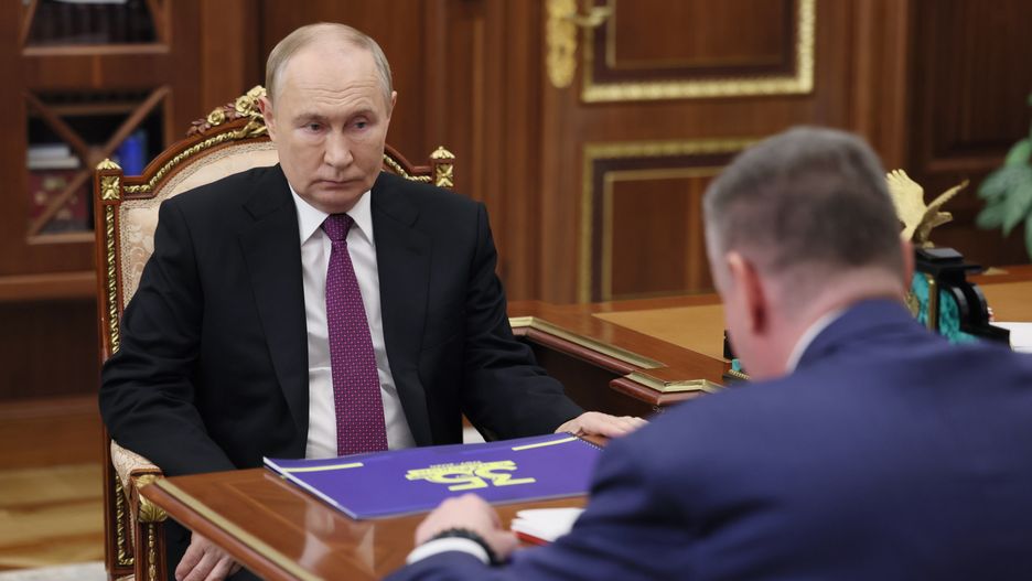 Russian President Vladimir Putin (L) speaks with Liberal Democratic Party Leader Leonid Slutsky during their meeting at the Kremlin, in Moscow, Russia, 14 November 2024. EPA/VYACHESLAV PROKOFYEV/SPUTNIK/KREMLIN POOL MANDATORY CREDIT Dostawca: PAP/EPA.