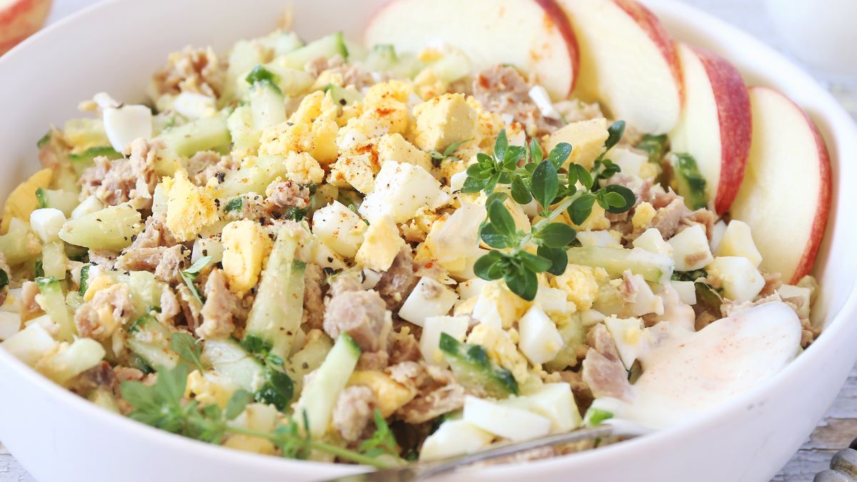 Szybka sałatka z tuńczykiem jest lekka i odpowiednia na kolację