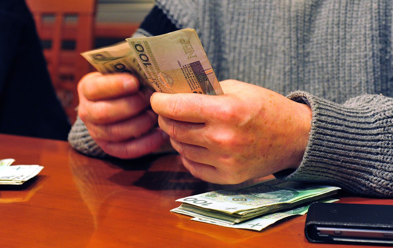 We wrześniu seniorzy dostaną zastrzyk gotówki. Prawie 2 tys. zł