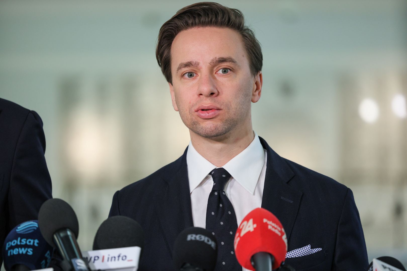 Warszawa, 27.11.2024. Wicemarszałek Sejmu Krzysztof Bosak podczas konferencji prasowej w Sejmie w Warszawie, 27 bm. (jm) PAP/Rafał Guz