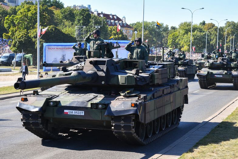pojazdy wojskowe
Radek Pietruszka
15 sierpnia, defilada, pokaz, pokazie, pokazu, powietrze, powietrzne, powietrzu, przejazd, silna bia�o czerwona, si�y zbrojne, Wis�ostrada, wojsko, �o�nierze