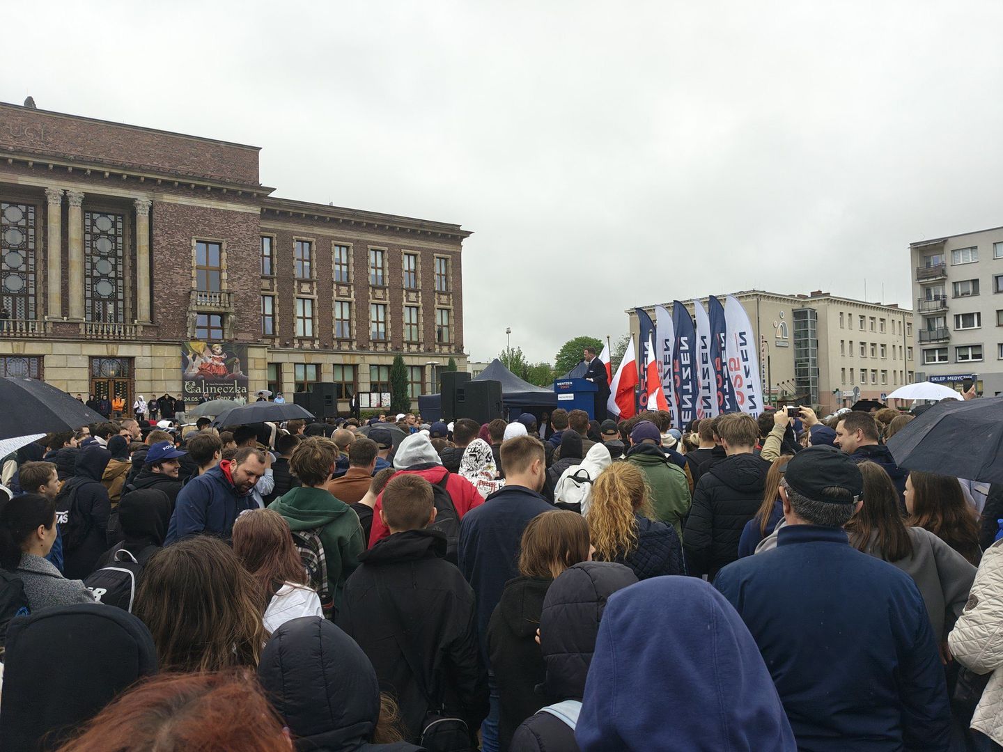W piątkowe popołudnie tłumy dąbrowian pojawiły się na placu przed PKZZobacz pozostałe zdjęcia ze spotkania!Kliknij strzałkę aby przejść do następnych zdjęć -&gt;