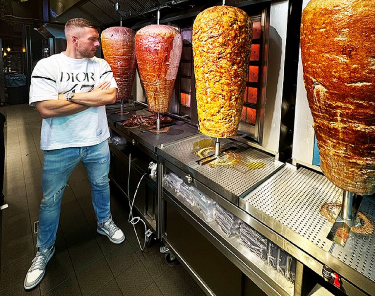 Fani czekają z niecierpliwością, aż Lukas Podolski otworzy lokal