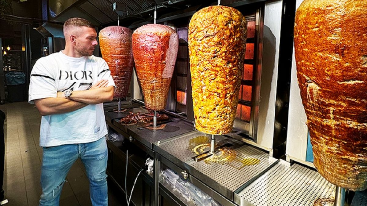 Fani czekają z niecierpliwością, aż Lukas Podolski otworzy lokal