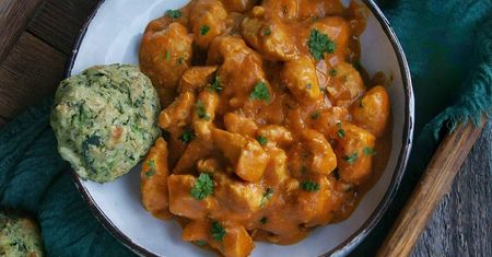 Dyniowe curry z kurczakiem i cukiniowymi bułeczkami