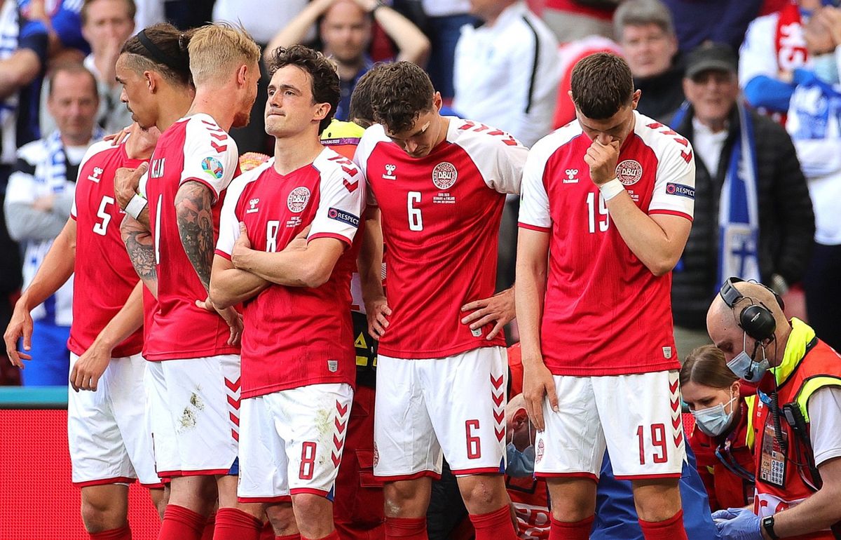 Duńscy piłkarza osłaniają akcję reanimacyjną Christiana Eriksena
