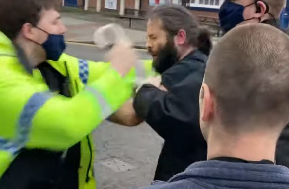 Policjant bije Polaka. Szokujące nagranie z Wielkiej Brytanii