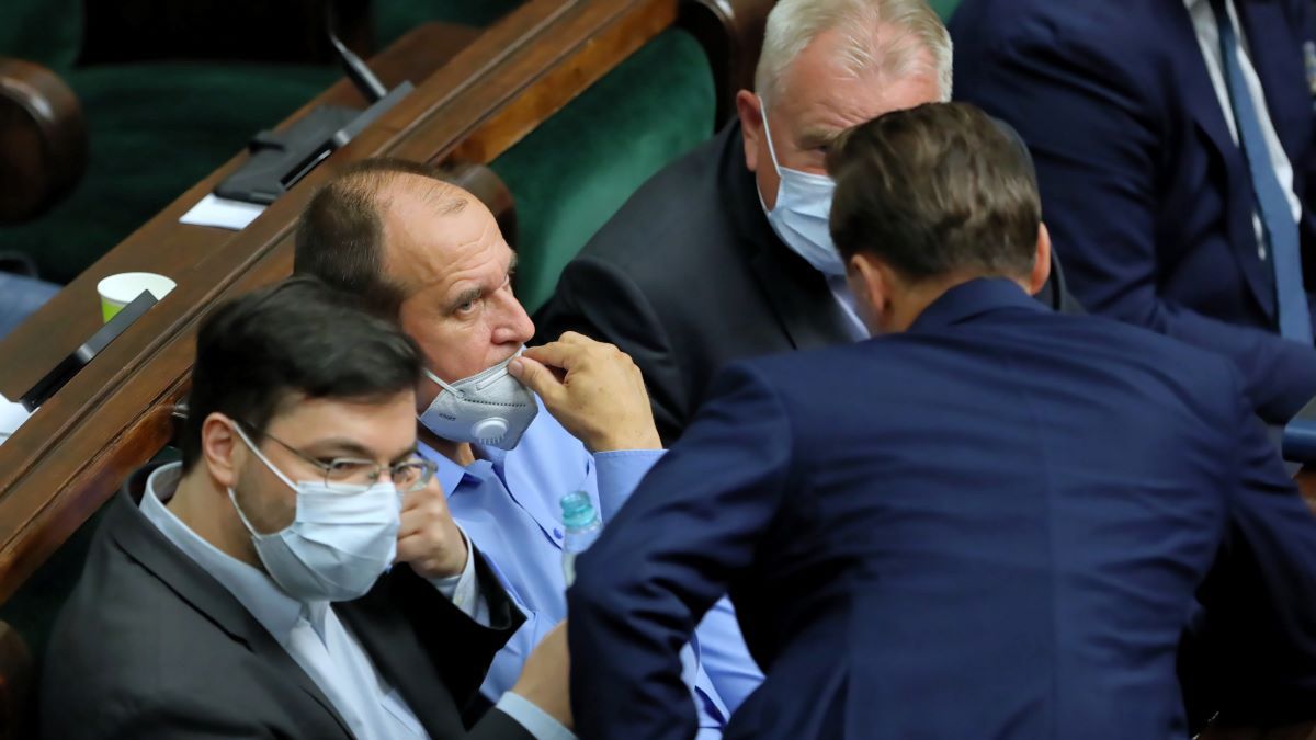 Posłowie Kukiz'15 zmienili front w czasie obrad Sejmu. W sieci grzmi 