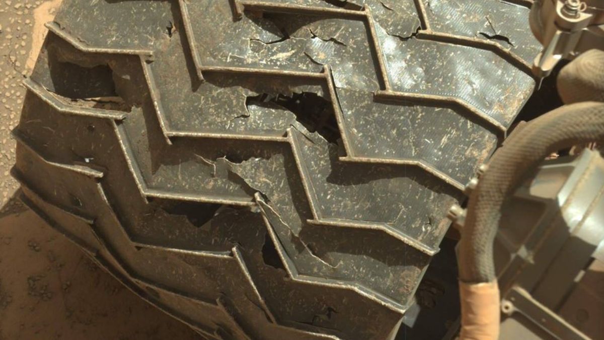 Tak wygląda koło łazika Curiosity po spotkaniu z powierzchnią Marsa 