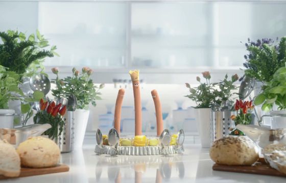 Berlinki z indyka i kurcząt kłócą się o koronę księżniczki (wideo)