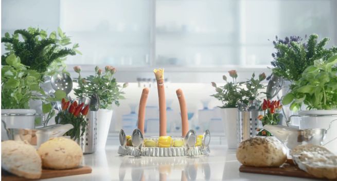 Berlinki z indyka i kurcząt kłócą się o koronę księżniczki (wideo)