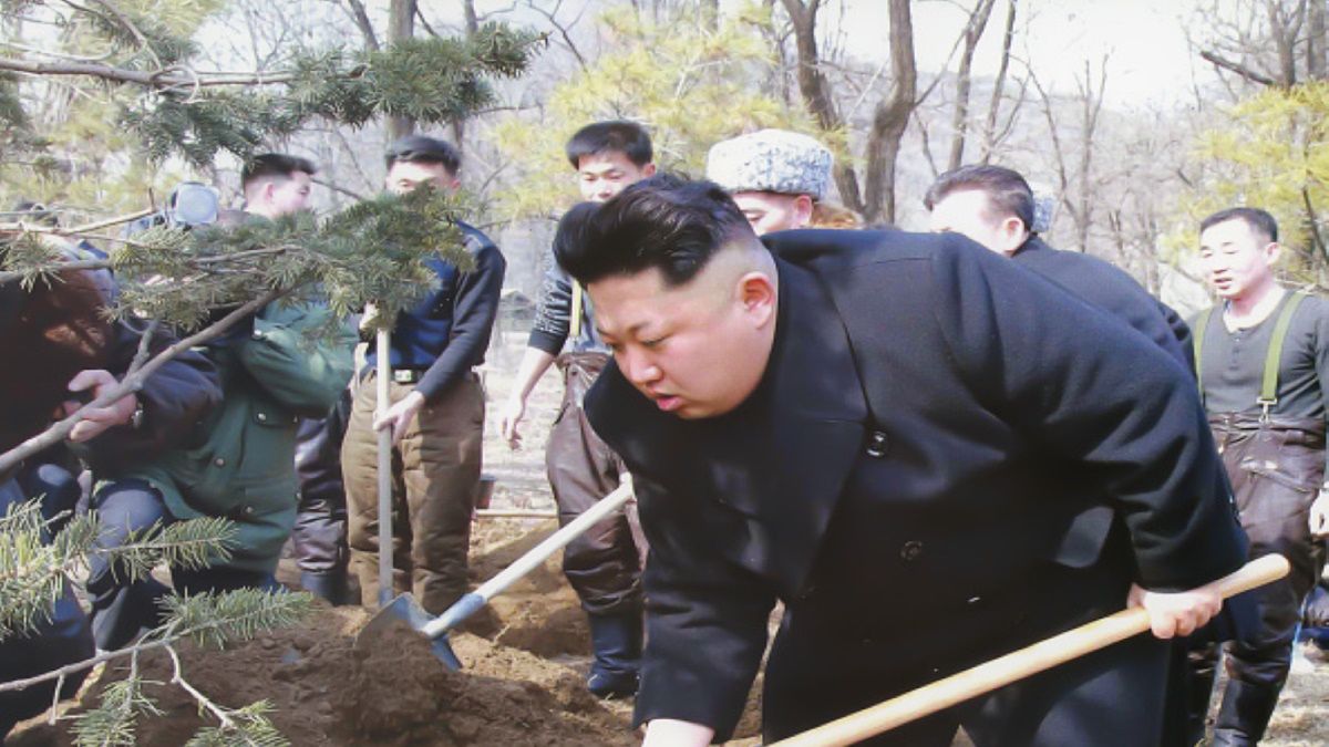 Kim Dzong Un daje mieszkańcom Korei Północnej przykład, że nie wolno migać się od ciężkiej pracy