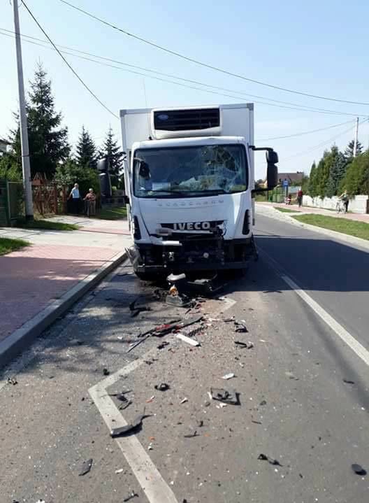 Wypadek busa z ciężarówką w Ćmielowie