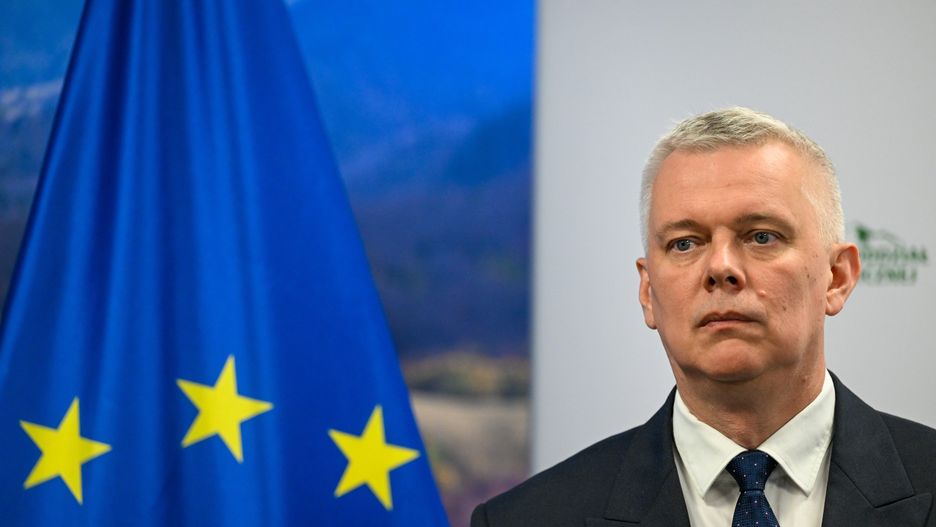 Jasionka, 27.05.2025. Minister spraw wewnętrznych i administracji, koordynator służb specjalnych Tomasz Siemoniak podczas konferencji prasowej na terenie Portu Lotniczego Rzeszów-Jasionka, 27 bm. Konferencja odbyła się po spotkaniu z sekretarz ds. bezpieczeństwa narodowego Stanów Zjednoczonych Ameryki Kristi Noem. (ad) PAP/Darek Delmanowicz