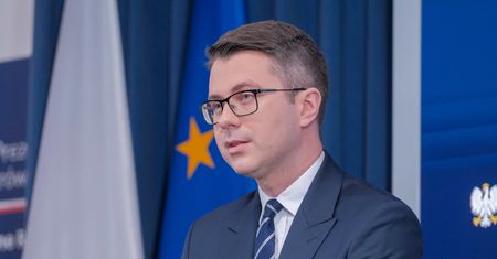 Rzecznik rządu skomentował ryzyko dot. fuzji Lotosu i Orlenu. "Zabezpiecza się to na kilku poziomach"