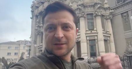 "Ukraina nie składa broni". Zełenski mówi o "kłamliwych informacjach"