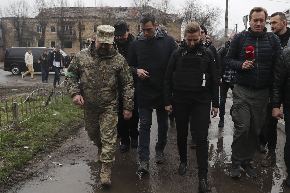 Spanish Prime Minister, Pedro Sanchez (C-L), and his Danish counterpart, Mette Frederiksen (C-R), accompanied by Ukrainian Deputy Prime Minister for European Affairs, Olha Stefanishyna (2-R), visit the city of Borodyanka, in Ukraine, 21 April 2022. Spanish Prime Minister, Pedro Sanchez, and his Danish counterpart, Mette Frederiksen, are visiting the country to show their support to Ukrainian President, Volodimir Zelensky, amid the Russia's invasion of the country. EPA/MIGUEL GUTIERREZ Dostawca: PAP/EPA.