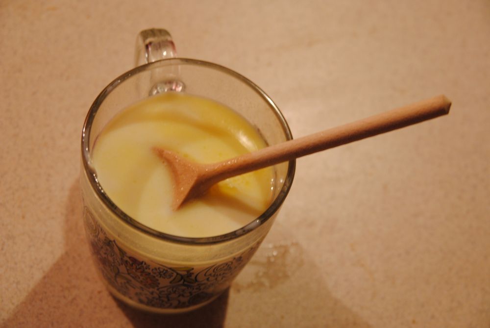 Mleko z miodem łagodzi chrypkę