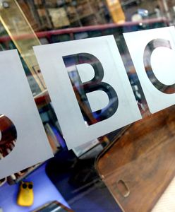 Londyn. Antyszczepionkowcy chcieli się wedrzeć do studia BBC