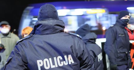 Miłosny skandal na komendzie. Policjanta mieli chronić koledzy