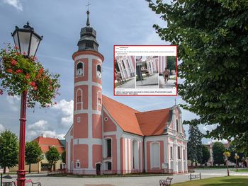 Usiadł na ławce przed kościołem. Był kompletnie nagi
