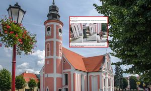 Usiadł na ławce przed kościołem. Był kompletnie nagi