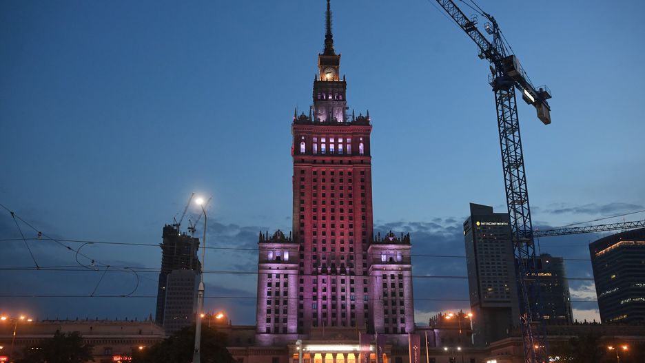 Pałac Kultury i Nauki 9 sierpnia został oświetlony barwami narodowymi Białorusi
