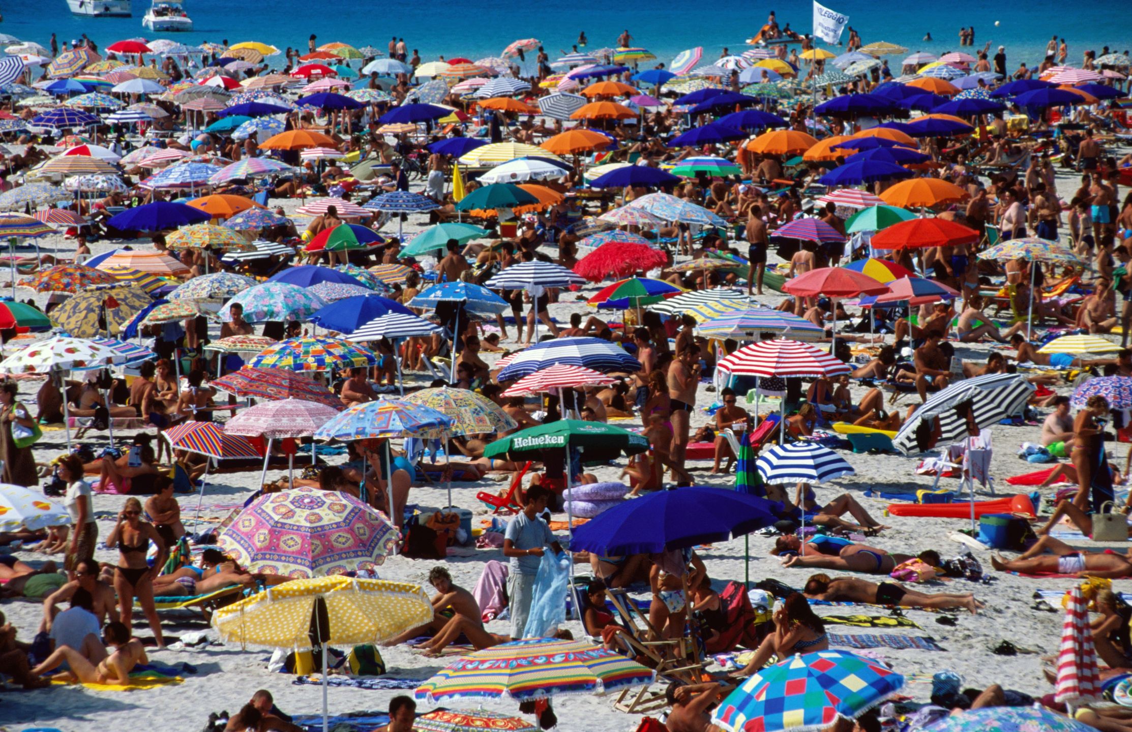 Parasolki na plaży na Sardynii
