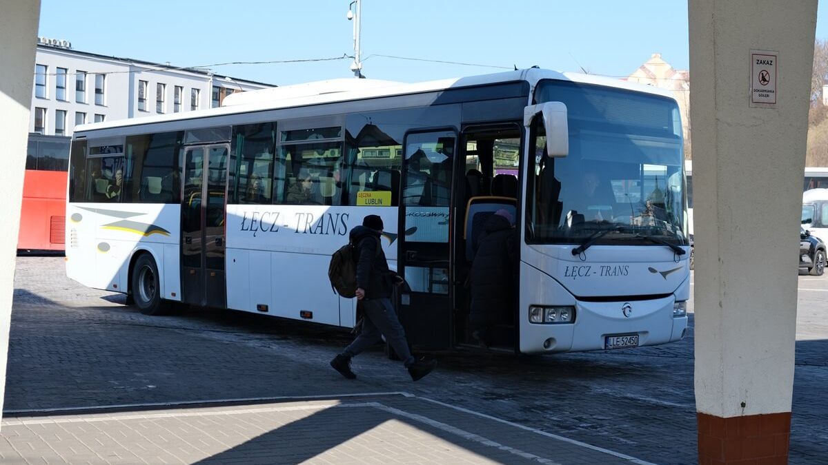 Autokar przewoźnika Łęcz-Trans na dworcu PKS przy al. Tysiąclecia w Lublinie