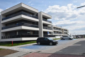 Tanieją hipoteki, ale nie wszystkie kredyty. Banki nie odpuszczają gotówkowych