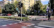Warszawa: Wjechał w sygnalizatory świetlne, porzucił pojazd i uciekł pieszo