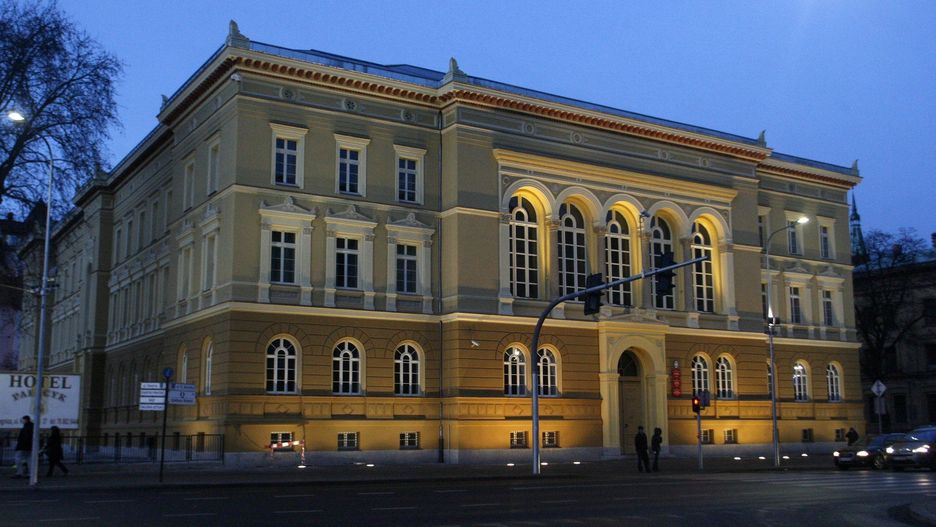 Kiedyś było tu gimnazjum ewangelickie. Okazały gmach w centrum Legnicy ma już 158 lat