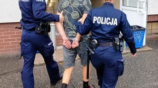 Bydgoszcz: Dzielnicowy z kursantami Szkoły Policji zatrzymali poszukiwanego
