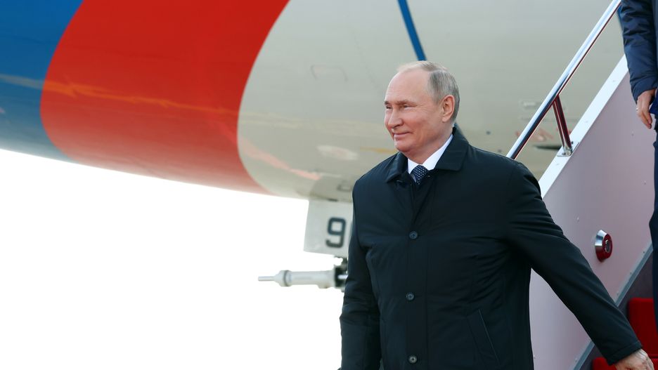 Russian President Vladimir Putin disembarks from a plane upon his arrival at the Nursultan Nazarbayev International Airport in Astana, Kazakhstan, 13 October 2022. Putin arrived in Astana to attend the 6th Summit of the Conference on Interaction and Confidence Building Measures in Asia (CICA) on 13 October. He will also take part in the meeting of the Council of CIS Heads of State and the Russia-Central Asia Summit on 14 October. EPA/VALERIY SHARIFULIN / KREMLIN / SPUTNIK POOL MANDATORY CREDIT Dostawca: PAP/EPA.