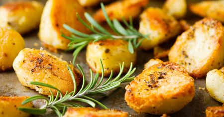 Pieczone ziemniaki bez tłuszczu, ale w panierce. Smakują lepiej niż z ogniska