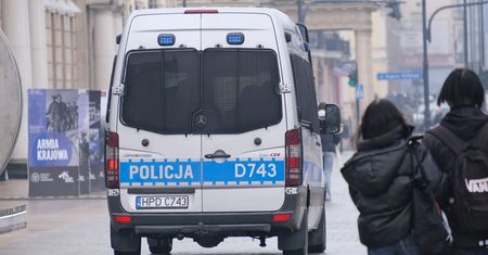 Policyjna obława w Lublinie. Mężczyzna nie zatrzymał się do kontroli, porzucił auto na parkingu obok stadionu
