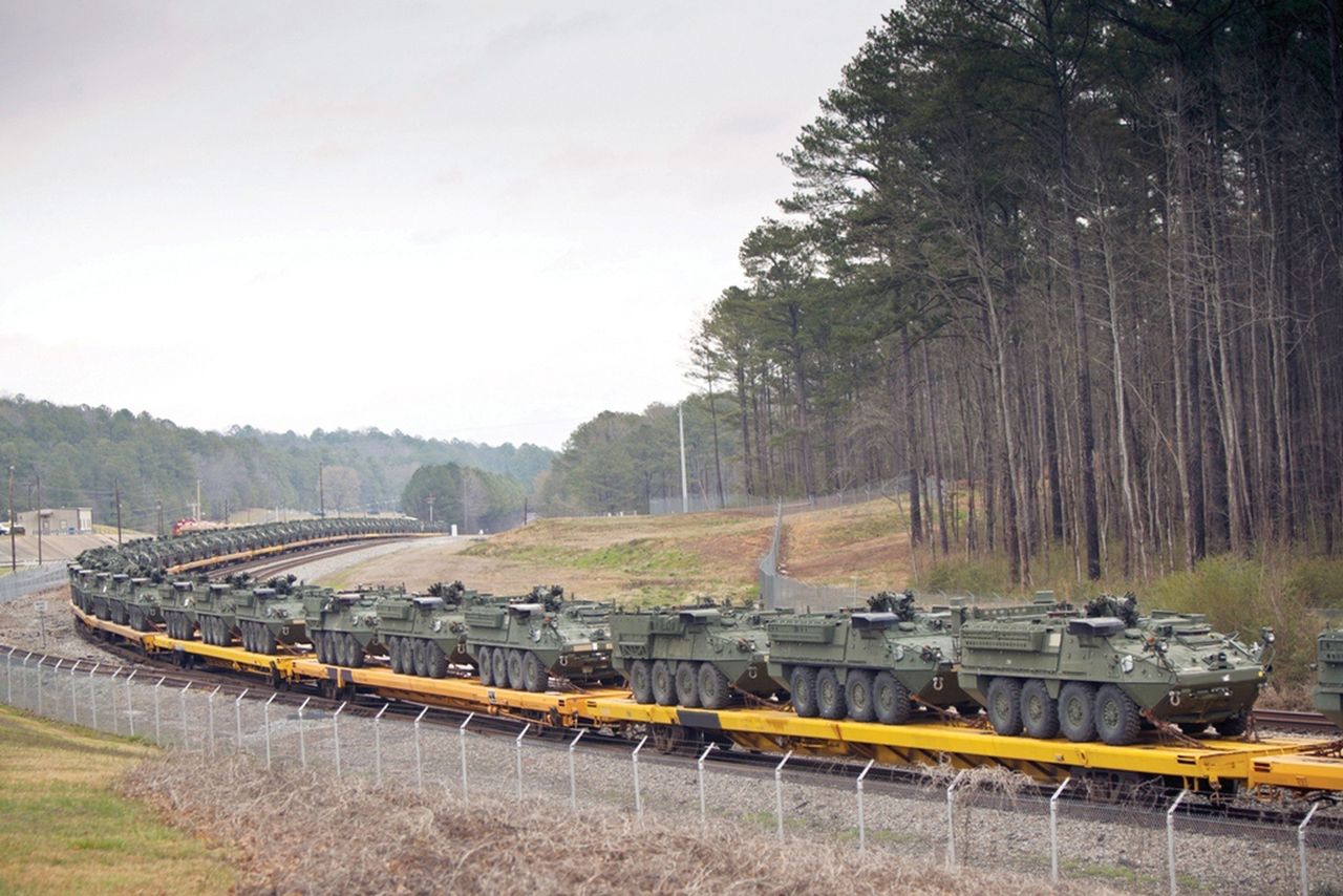 Stryker podczas transportu kolejowego.