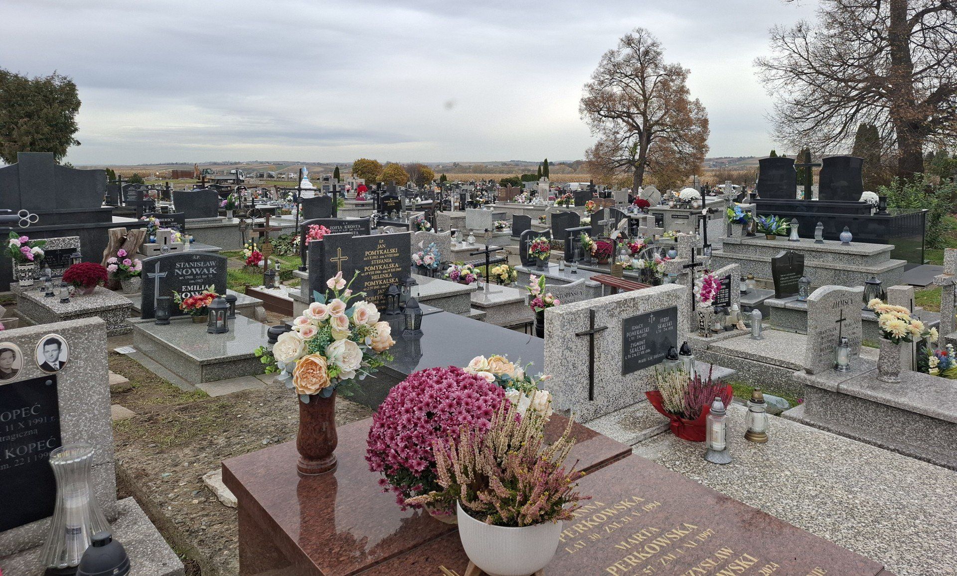 Cmentarz w Proszowicach w przededniu Wszystkich Świętych