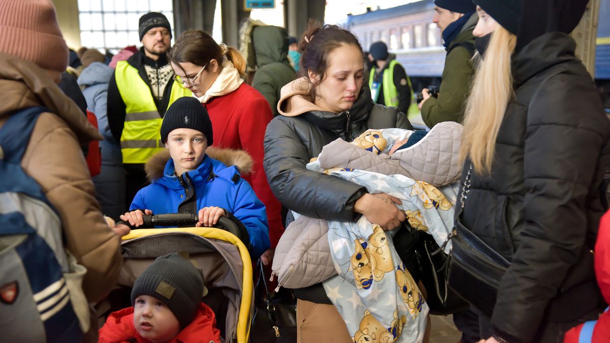 Lwów, Ukraina, 28.02.2022. Ukraińscy uchodźcy oczekują na transport na dworcu Lwów Główny, 28 bm. Trwa rosyjska inwazja na Ukrainę.  (kf) PAP/Vitaliy Hrabar