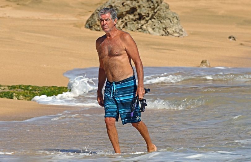 Pierce Brosnan z żoną relaksuje się na hawajskiej plaży 